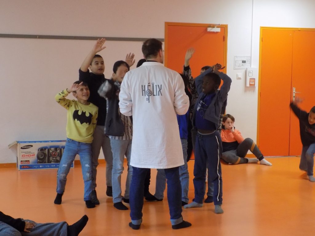 Atelier danse avec Professeur Thomas de l'Hélix dans le cadre de la résidence Tempo Focus à l'école Paul Langevin