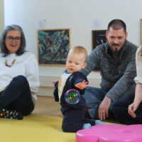 Quimper le 8 mars 2026. Le dimanche artistique. Pôle culturel Max Jacob. L’ÉVEIL AU LIVRE, TOUT UN ART !
Dès 3 mois – En duo ou en trio
Avec le Musée des Beaux-Arts et les animatrices du Relais Petite Enfance de QBO.
Regarder des tableaux tout en écoutant les lectures de livres qui ont 
inspiré nos raconteurs d’histoires.
À Très Tôt Théâtre